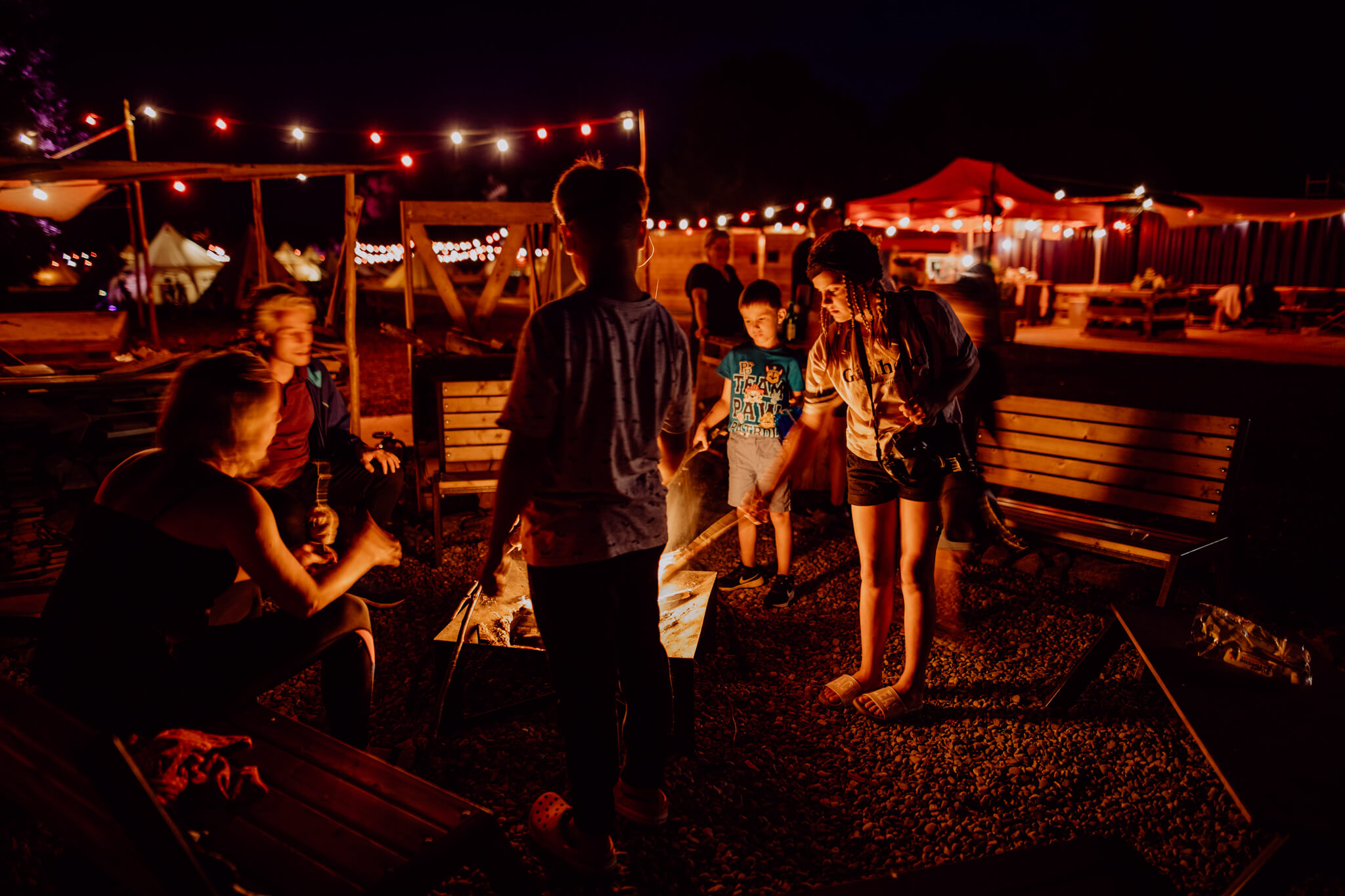 Camp Spaden: Outdoor Leben bei Nacht mit Lagerfeuer